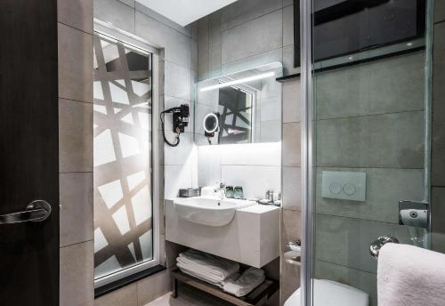 内罗毕Best Western Plus Westlands的一间带水槽和镜子的浴室