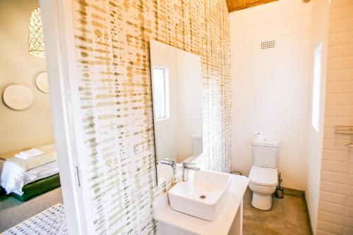 维多利亚瀑布谢尔沃特探险村木屋的一间带水槽和卫生间的浴室