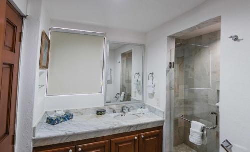 卡波圣卢卡斯Condominios Ballena的白色的浴室设有水槽和淋浴。