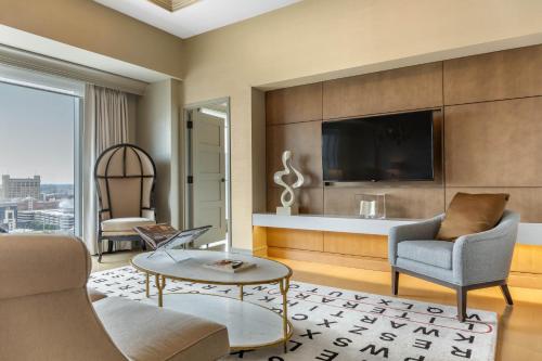 路易斯威尔欧姆妮卢森维尔酒店的带沙发和电视的客厅