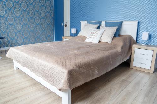 利沃夫VIP- Elite Lemberg Apartments的一间卧室配有一张大床和枕头