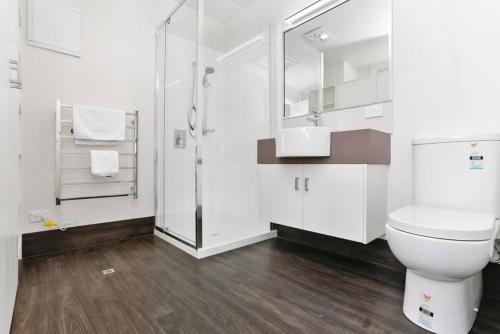 坎贝尔港中港2号公寓的白色的浴室设有卫生间和淋浴。