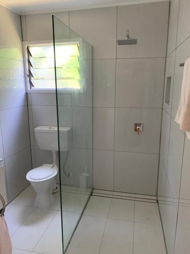 拉罗汤加库拉卡巴那斯别墅的一间带卫生间和玻璃淋浴间的浴室