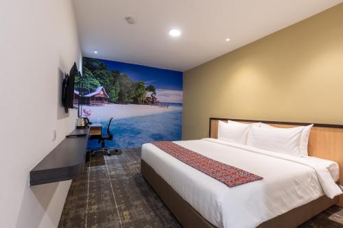 哥打京那巴鲁Hotel 7 Suria的卧室配有一张床,海滩画