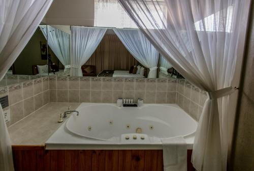 梅特兰贝斯特韦斯特昂德维汽车旅馆的带浴缸的浴室和大镜子
