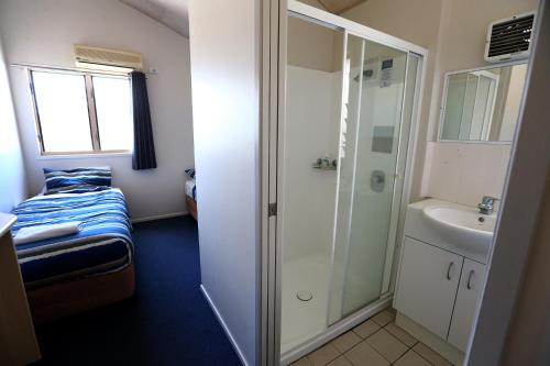 黄金海岸Gold Coast Performance Centre的带淋浴和盥洗盆的小浴室