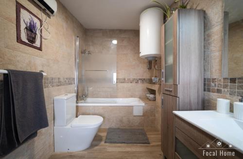孔斯坦蒂纳CASA RURAL LA ZZINETINA的一间带卫生间和浴缸的浴室