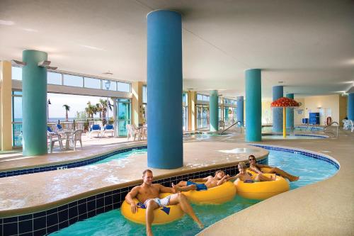 美特尔海滩海湾景度假酒店内部或周边的泳池