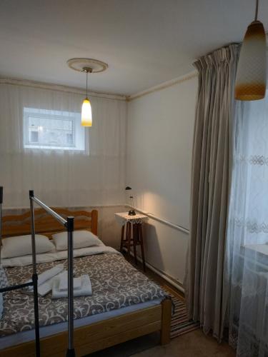 波恰耶夫Гостьовий дім у Почаєві的一间卧室设有一张床和一个窗口