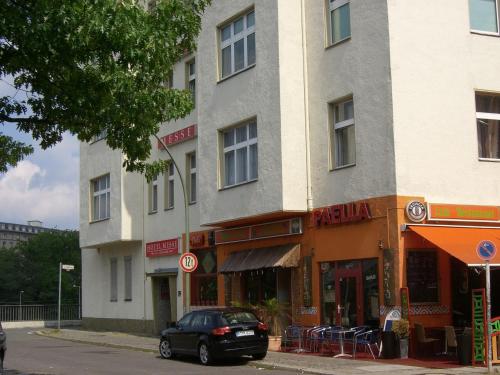 柏林梅斯餐厅的停在大楼前的汽车