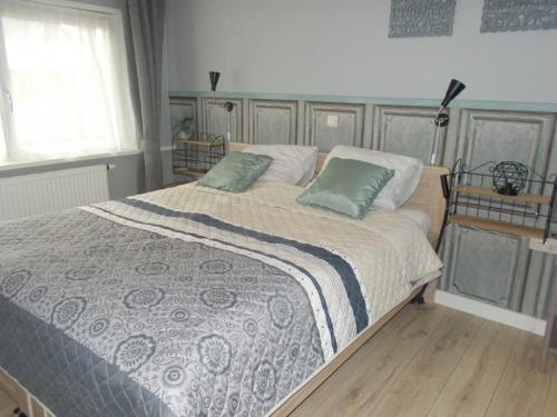 BalkMiddenpaed的一间卧室配有一张大床和两个绿色枕头