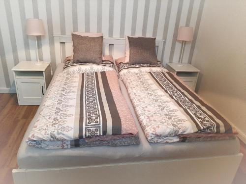 索尔陶Gemütliche Ferienwohnung Soltau的床上有2个枕头