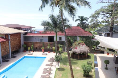 蒙罗维亚Mamba Point Hotel的享有带游泳池的房屋的空中景致