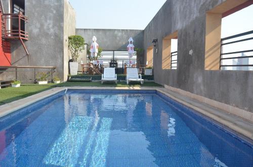 亚松森Gran Hotel Parana的一座游泳池,旁边设有两把椅子