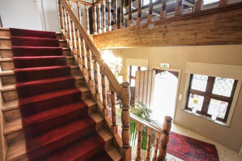根特莱佩贝德酒店的一座铺有木地板的房屋内的楼梯