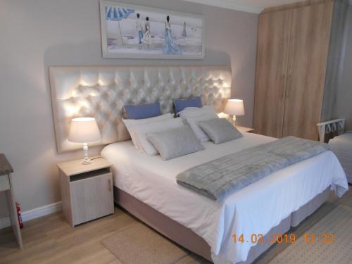 伊丽莎白港Splendida的一间卧室配有一张大床和灯光