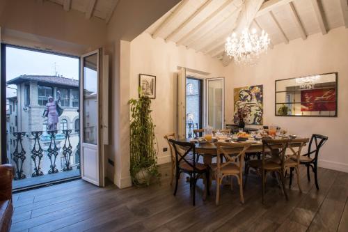 佛罗伦萨托纳伯尼景住宿加早餐旅馆的一间带桌椅和吊灯的用餐室