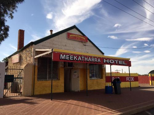 米卡萨拉Meekatharra Hotel的一座建筑,上面标有读取墨西哥酒店