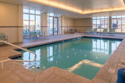 乔普林Holiday Inn Joplin, an IHG Hotel的在酒店房间的一个大型游泳池