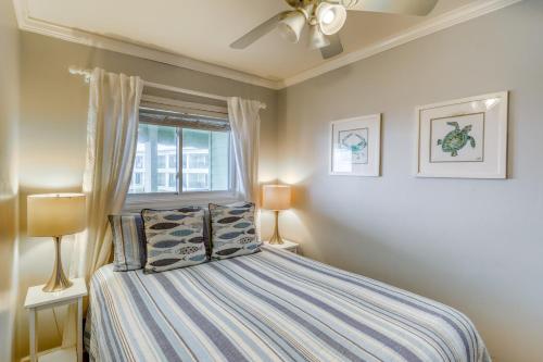 棕榈岛Sea Cabin 347-C的一间卧室配有一张带两盏灯的床和一扇窗户。