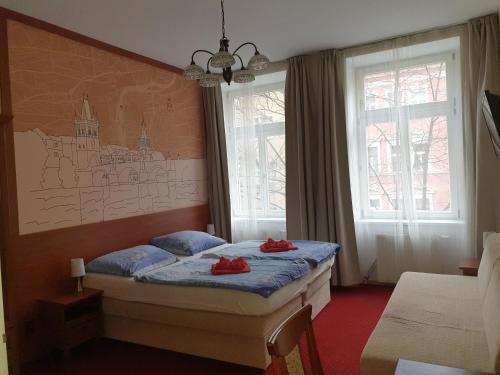 布拉格亚伦酒店的一间卧室,床上有红色鞋