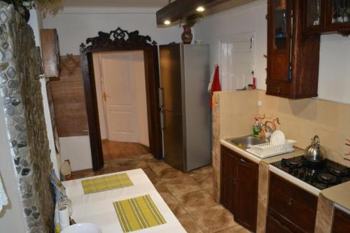 波恰耶夫Гостьовий дім у Почаєві的厨房配有不锈钢冰箱和水槽