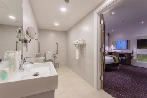 伦敦沃特福德枢纽假日酒店的一间浴室