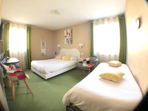 莫里亚克Auv'hôtel的酒店客房,配有两张床和椅子