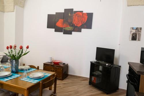 波贾尔多La Strittula Salentina的客厅配有桌子和电视