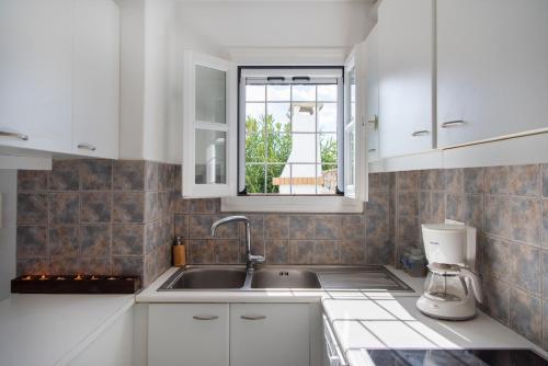 IsterniVilla Emerald的白色的厨房设有水槽和窗户