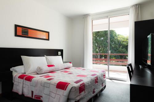 弗赖本托斯弗赖本托斯格兰酒店的一间卧室设有一张床和一个大窗户