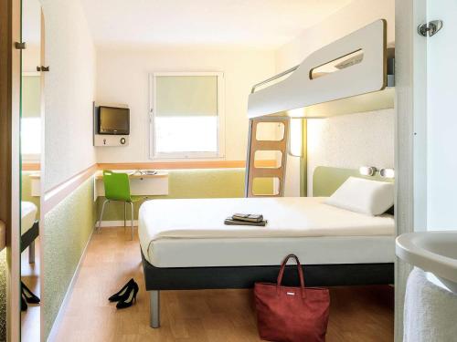伊苏丹Hotel Inn Design Issoudun的酒店客房设有床和水槽