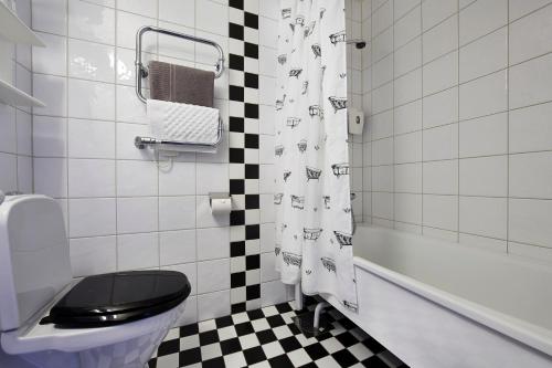 埃斯基尔斯蒂纳First Hotel City Eskilstuna的浴室设有黑白格调的浴帘