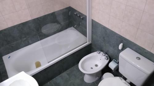 埃尔卡拉法特Altos de Soberana的浴室配有盥洗盆、卫生间和浴缸。