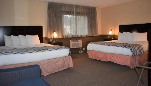 波特兰波特兰市中心温德姆旅程住宿的酒店客房设有两张床和窗户。