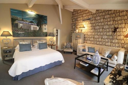 旺斯弗勒内别墅酒店的一间带大床的卧室和一间客厅