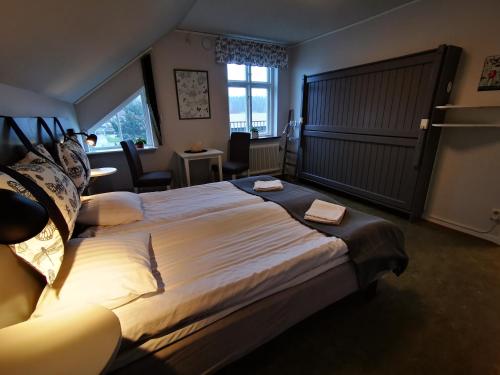 奥胡斯Åhus B&B och Vandrarhem的酒店客房设有一张大床和一张书桌。
