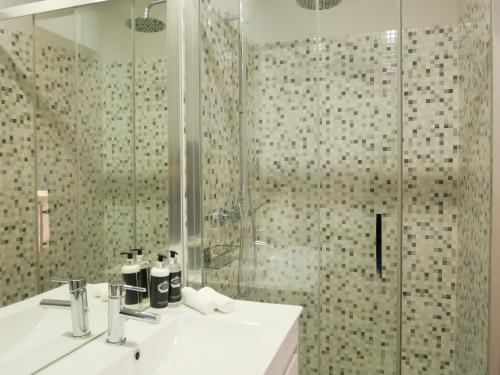 加亚新城Serra do Pilar Porto Suites的带淋浴、盥洗盆和淋浴的浴室
