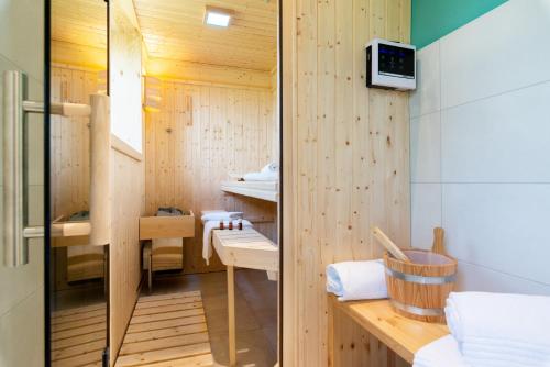 费马恩Fehmarn Mein Urlaub的一间带木镶板墙和桑拿浴室的小浴室