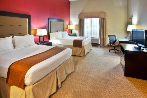 基林基林胡德堡假日酒店的酒店客房设有两张床和一台平面电视。