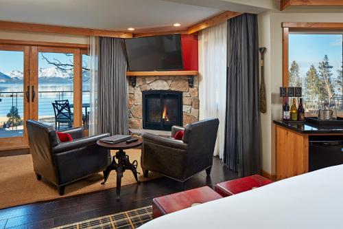 南太浩湖兰丁度假酒店和Spa中心的酒店客房设有壁炉和电视。