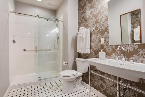 新奥尔良The Brakeman Hotel的浴室配有卫生间、盥洗盆和淋浴。