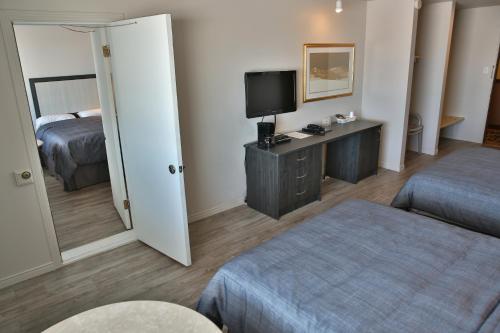 罗贝瓦勒卡斯蒂尔汽车旅馆的酒店客房设有一间带一张床和镜子的卧室