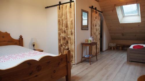 法韦热Chambres d'hôtes Olachat proche Annecy的一间卧室配有一张床,铺有木地板
