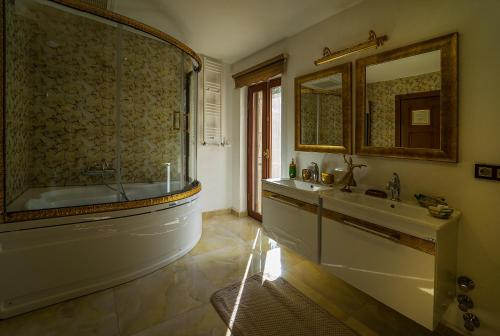 库古库俞Kazdaglari Karye Müze Hotel的带浴缸、水槽和镜子的浴室