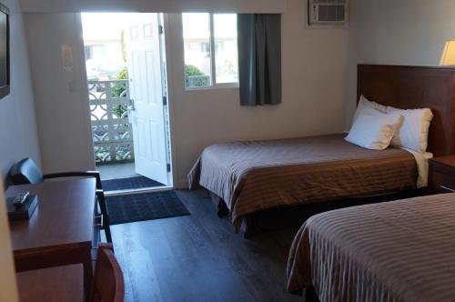 兰利向西旅馆及套房的酒店客房设有两张床和一个阳台。