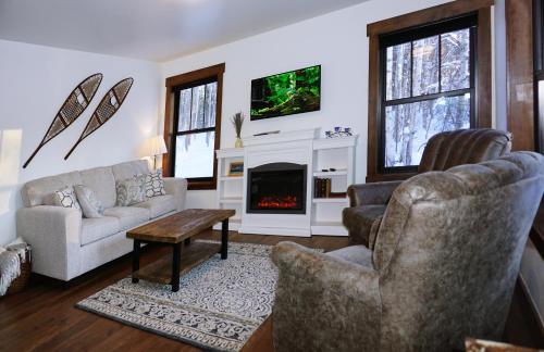塔尔基特纳Silver Birch Vacation Rental的带沙发和壁炉的客厅