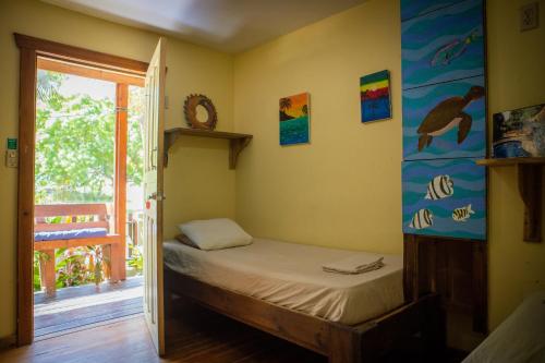 Roatan Backpackers' Hostel客房内的一张或多张床位