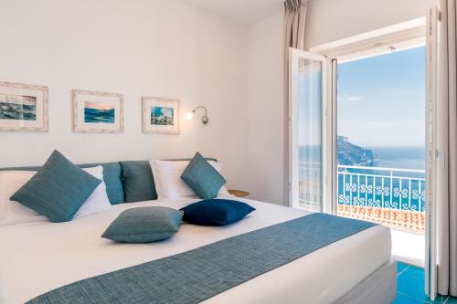 拉维罗Casa Dolce Casa的一间卧室设有一张大床,享有海景
