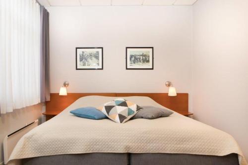Ytterland奥勒松机场酒店的一间卧室配有一张带两个枕头的床